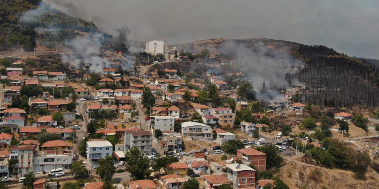 İzmir’deki orman yangını yerleşim yerlerine sıçradı: Bazı evler kül oldu