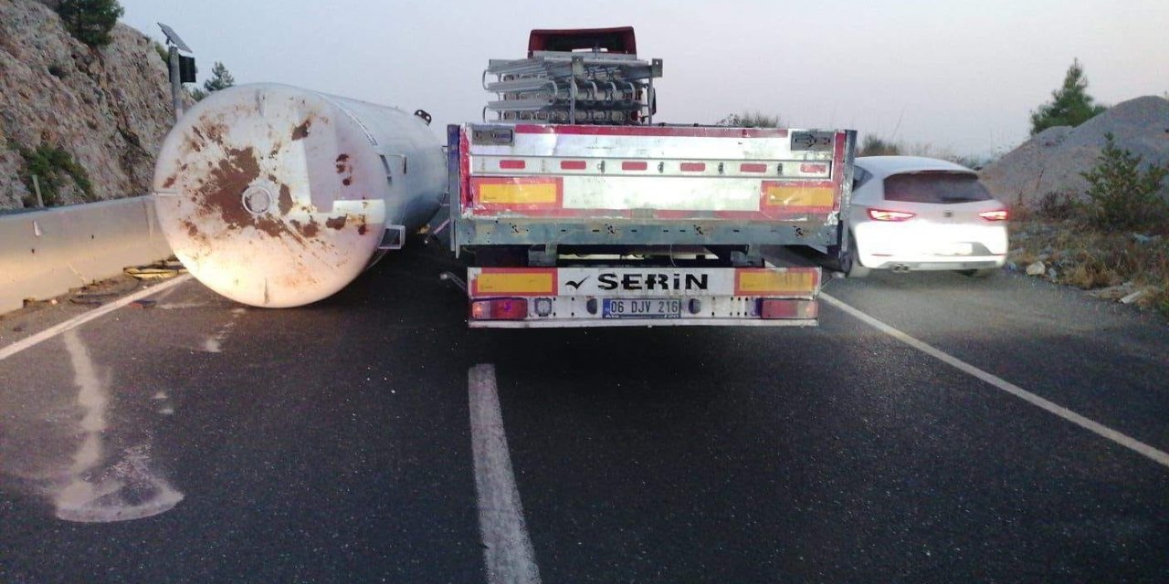 Tırın dorsesindeki tanker yola düştü, Muğla yolu trafiğe kapandı