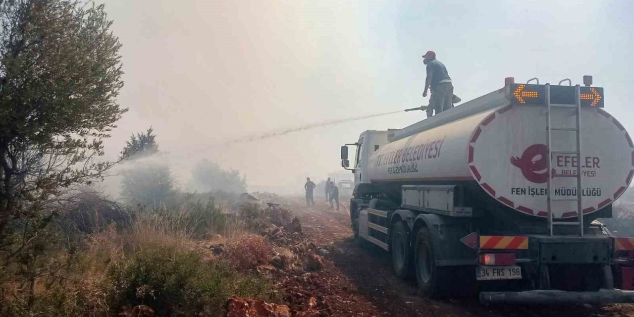 Efeler’in ekipleri yangınları söndürmek için çalışıyor