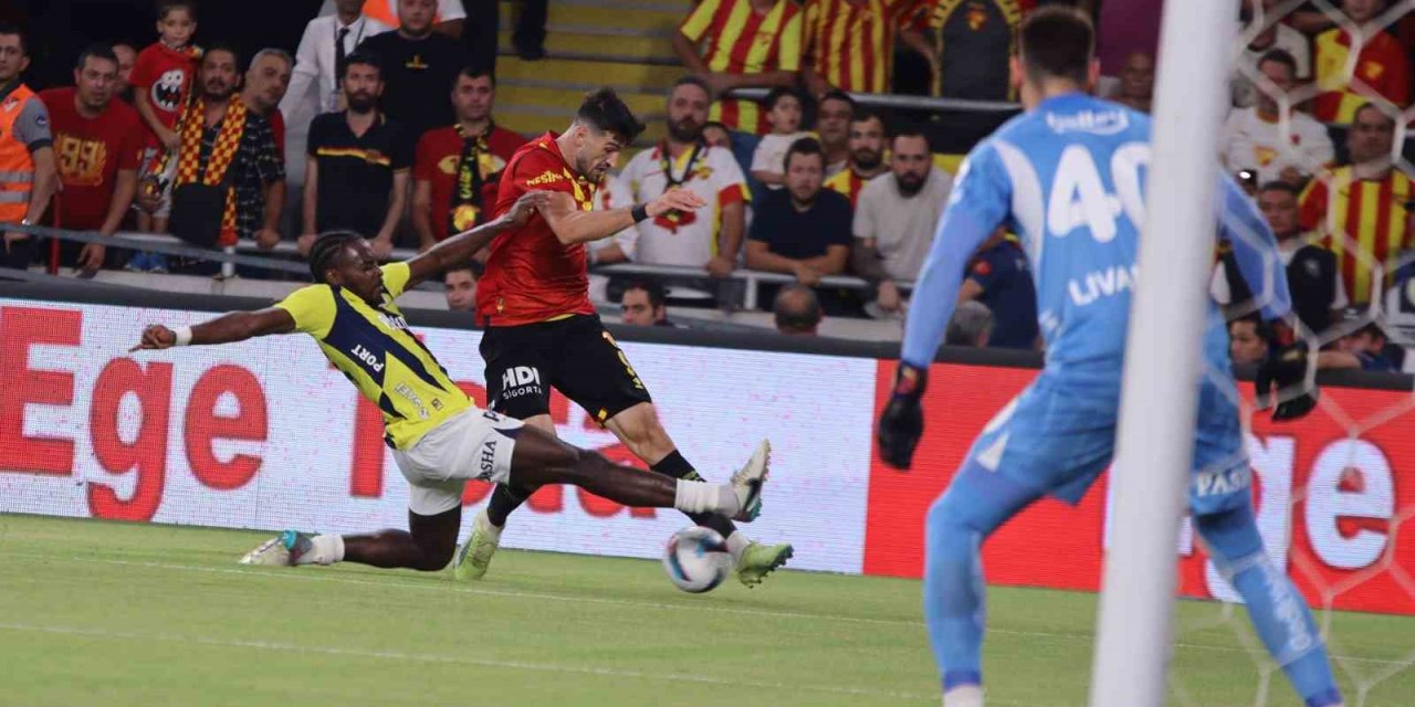 Trendyol Süper Lig: Göztepe: 0 - Fenerbahçe: 2 (İlk yarı)