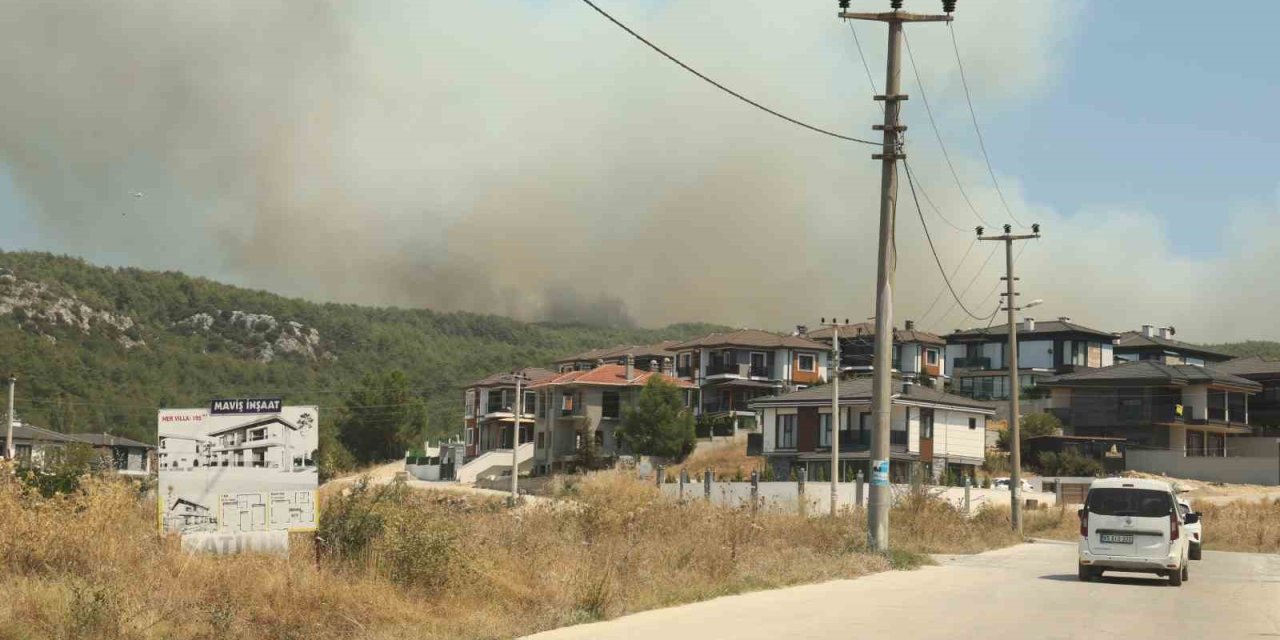 Muğla’da dev yangın bulutları gökyüzünü kapladı