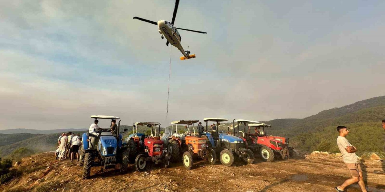 Köylüler yangına karşı seferber oldu: Tankerlerle helikopterlere su takviyesi yapılıyor