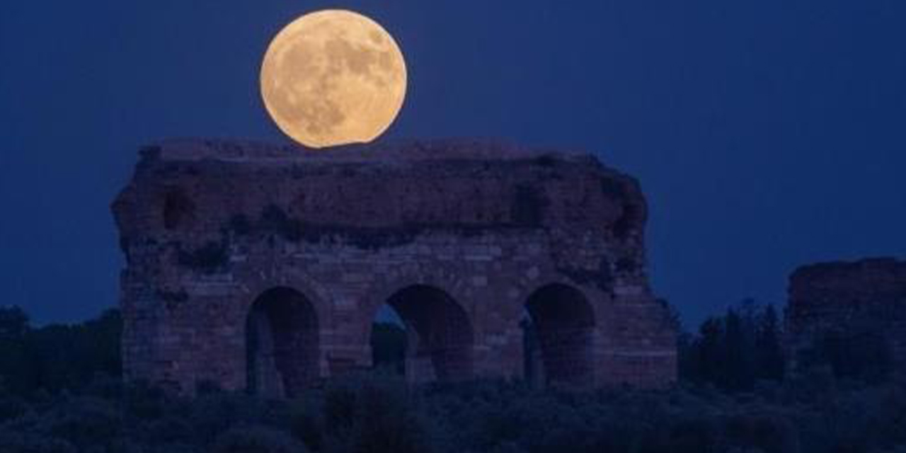 3 bin yıllık antik kentle birleşen dolunay enfes görüntüler oluşturdu