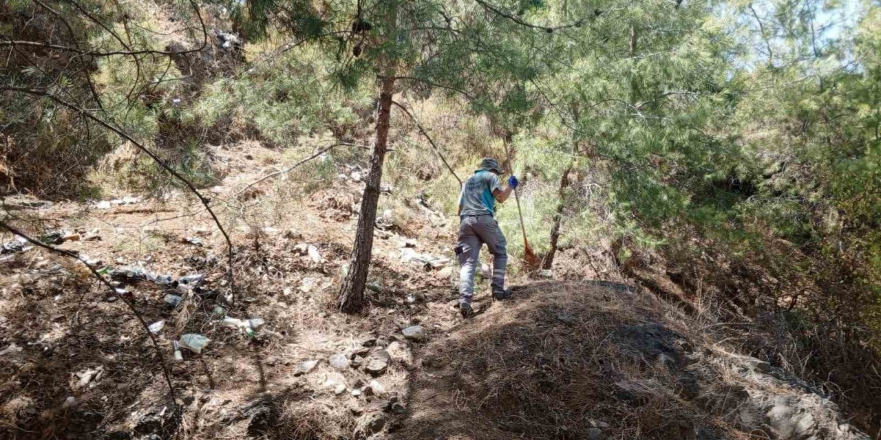 Marmaris’te seyir tepelerinin temizliğine devam edildi