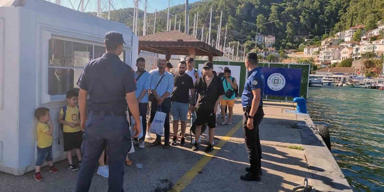 Feribotta 2 göçmen kaçakçılığı şüphelisi ile 16 düzensiz göçmen yakalandı