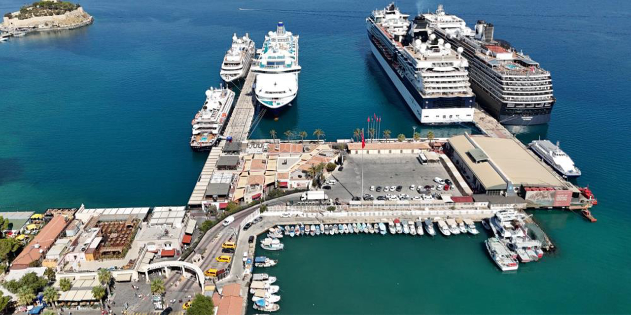Kuşadası’na 5 kruvaziyer gemisi birden yanaştı