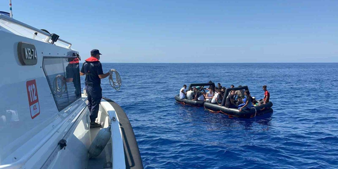 Yunanistan’ın geri ittiği 18 düzensiz göçmen kurtarıldı