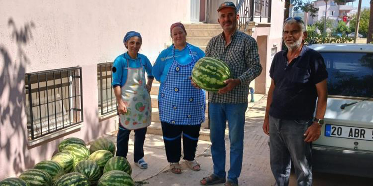 Yetiştirdiği karpuzları huzurevi ve hastanede dağıttı