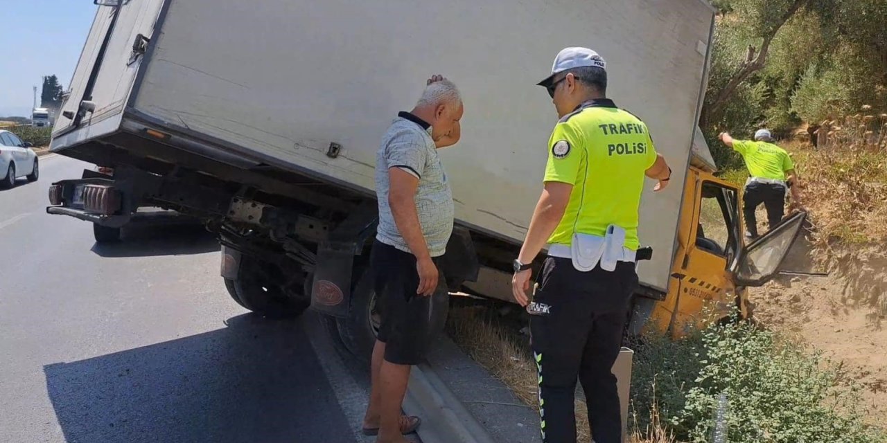Freni patlayan kamyonet kanala düştü