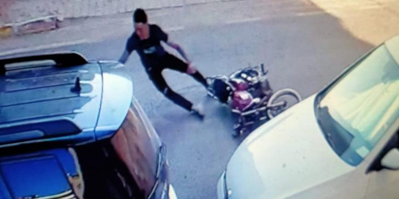 Motosikletten fırlayan genç metrelerce savruldu