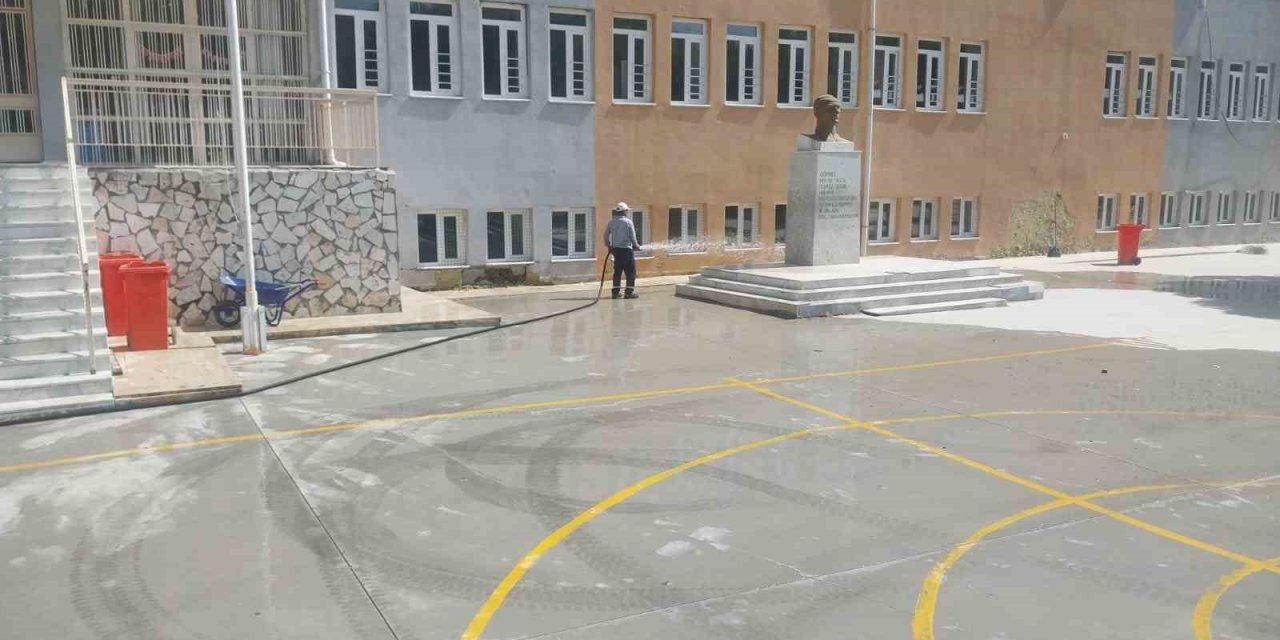 Söke Belediyesi okul bahçelerini eğitim yılına hazırlıyor