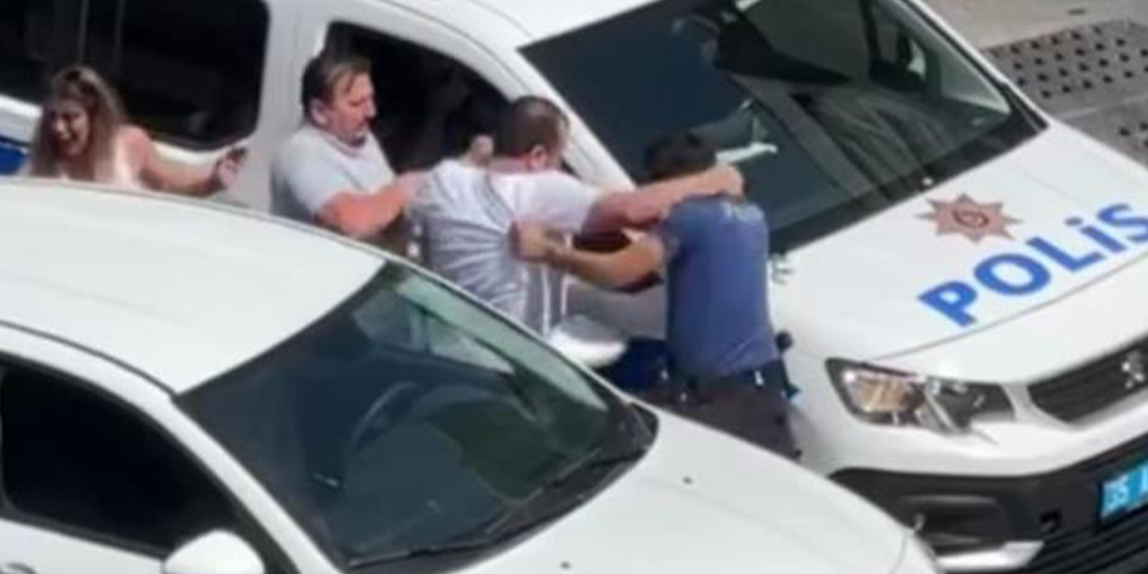 Ekip aracının aynasını kırdı, polise yumruk attı