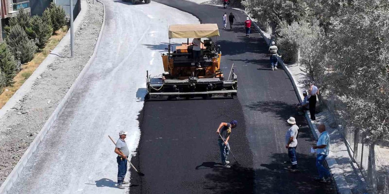 Kuşadası’nda sıcak asfalt seferberliği devam ediyor