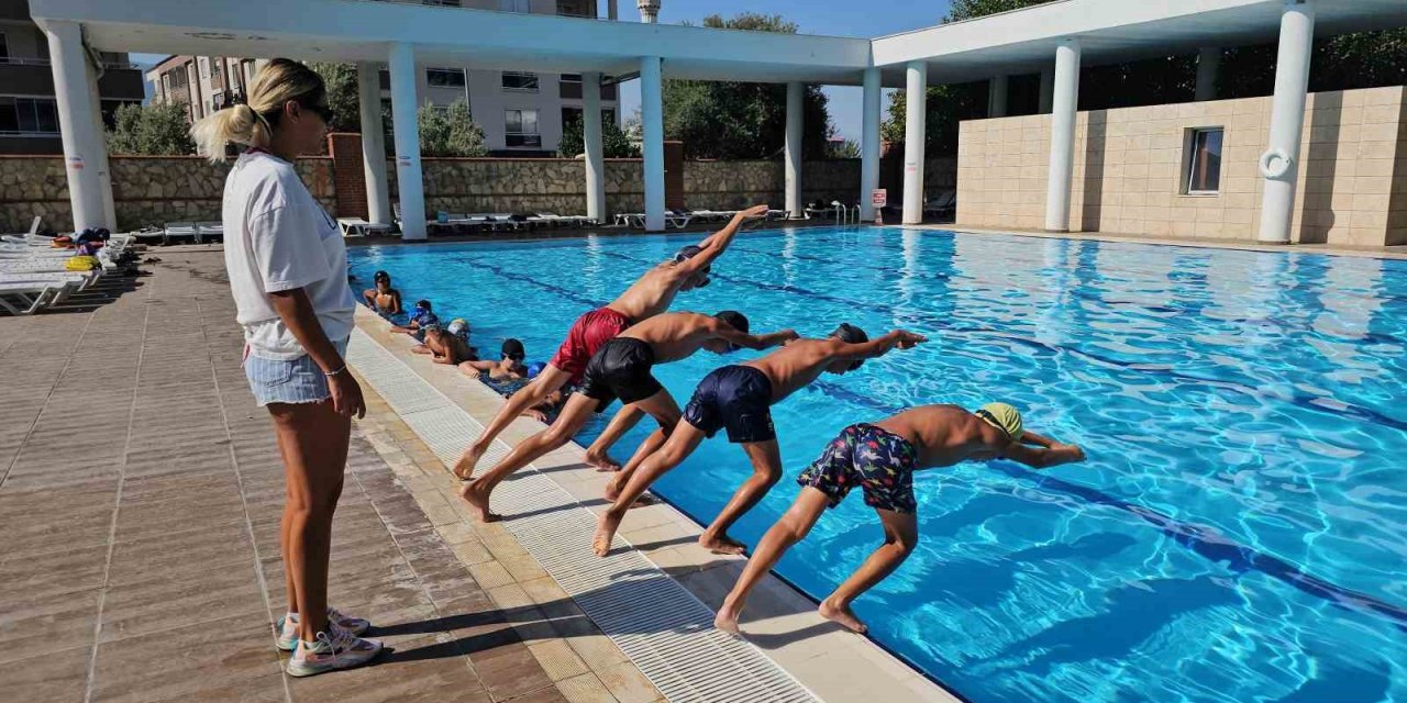 Kuyucaklı çocuklar yüzme öğreniyor