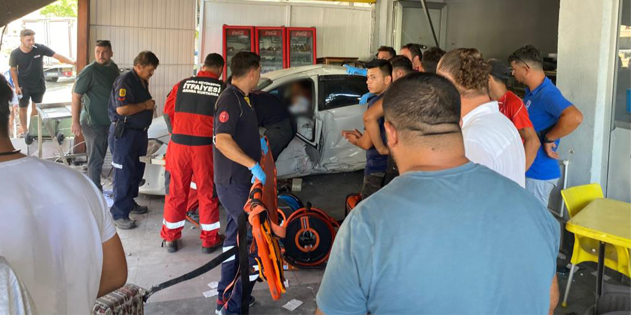Kontrolden çıkan otomobil önce aydınlatma direğine sonra fırına daldı
