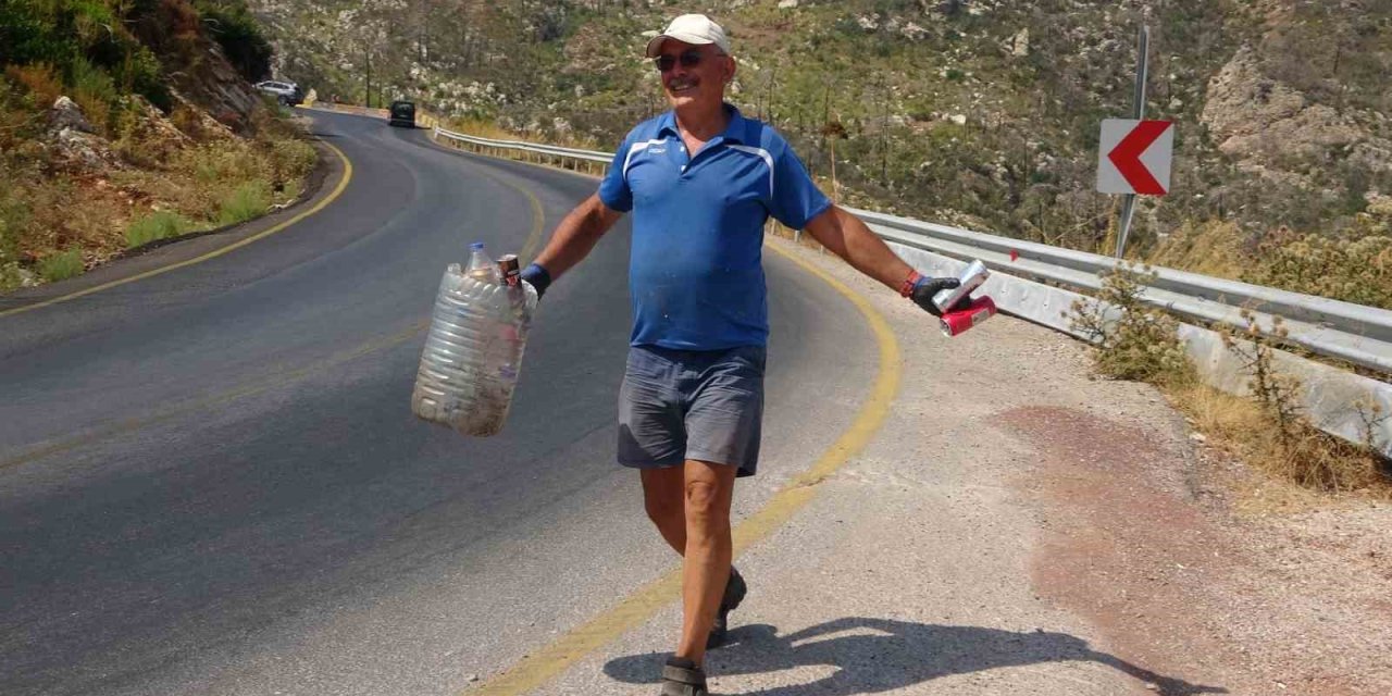 44 yıldır gönüllü olarak çevreyi temizliyor