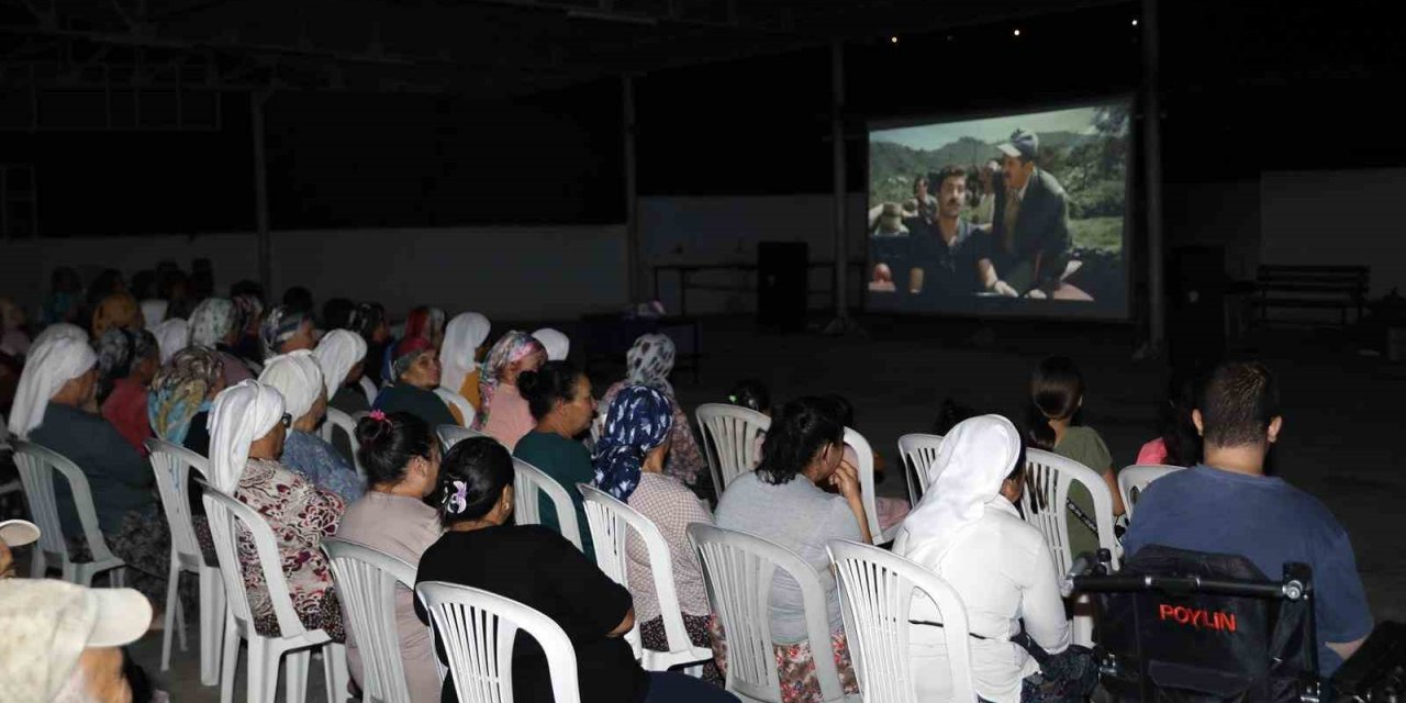 Menteşe’de açık hava sinema günleri Çamoluk Mahallesi’nde başladı