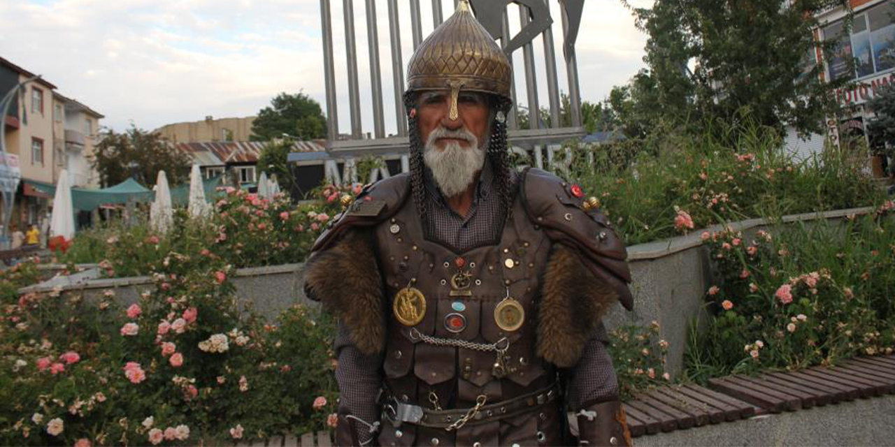 Sultan Alparslan kostümlü Hacı Hasan Keskin’e yoğun ilgi