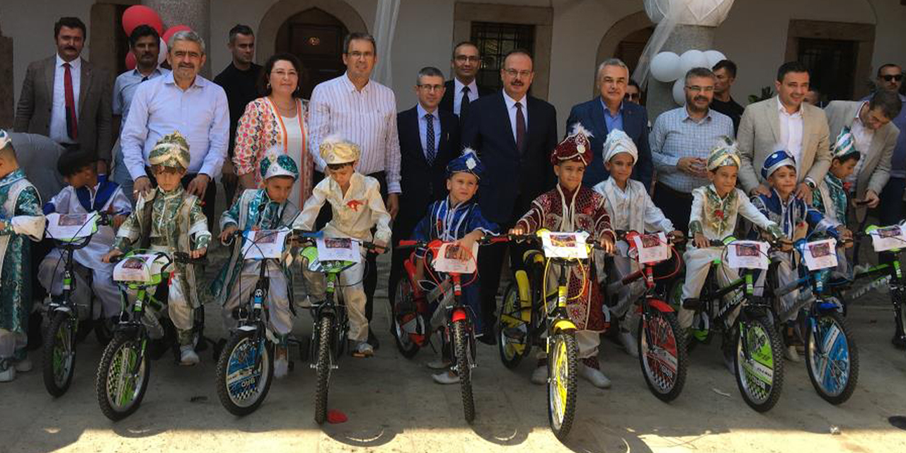 Sünnet çocukları TOGG ile şehir turu attı