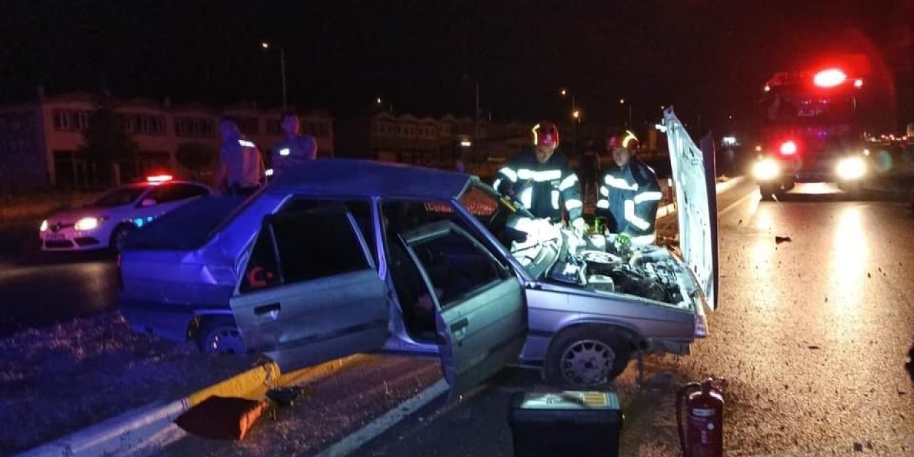 Kontrolden çıkan otomobil refüje çıktı; 1 yaralı