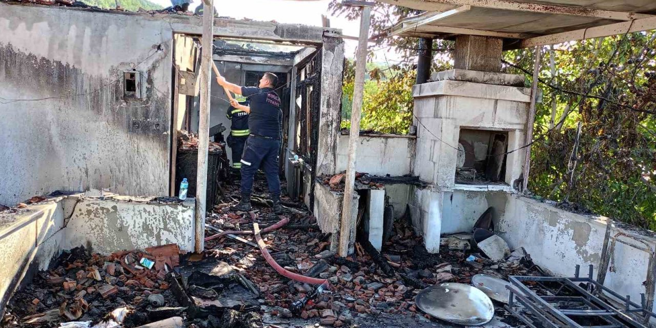 Jandarmanın dikkati evi alevlerden kurtaramadı