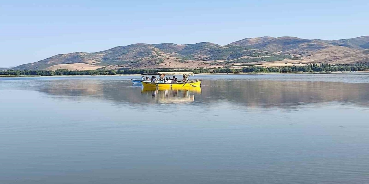 Nilüferler solunca tekneler kuşlar için baraj gölüne açıldı