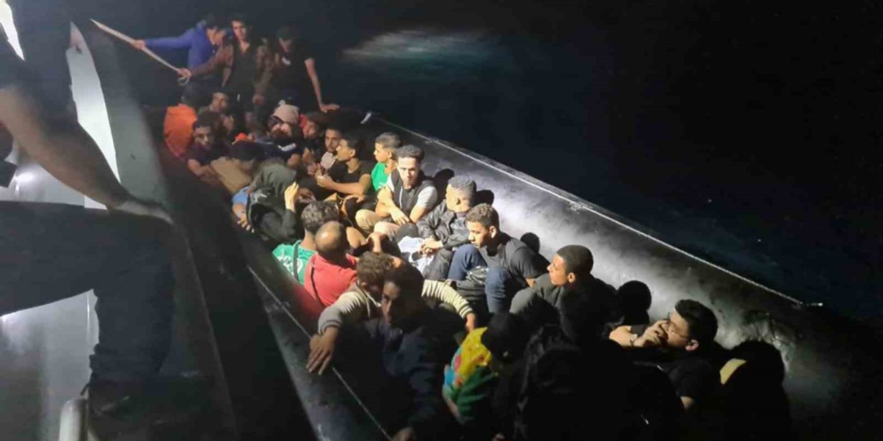 Lastik botlarda 39 düzensiz göçmen yakalandı