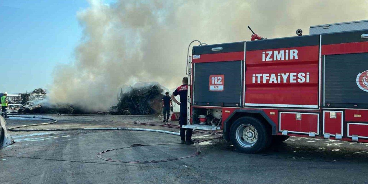 Aliağa’da bir hurdalıkta çıkan yangın söndürüldü