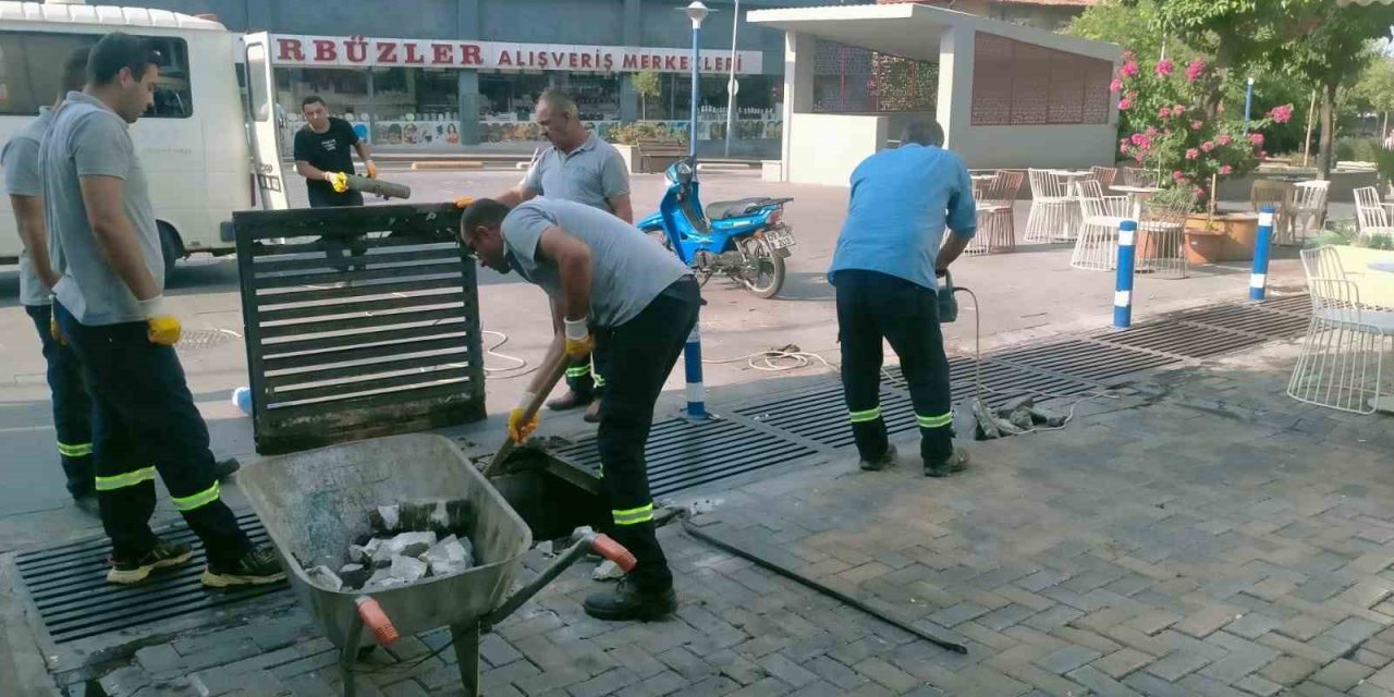 Nazilli Belediyesi çarşı bölgesinde mazgal temizliği gerçekleştirdi