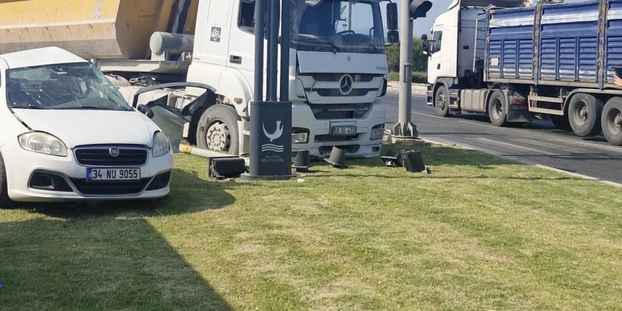 İzmir’de hafriyat kamyonu ile otomobil çarpıştı: 1 ölü