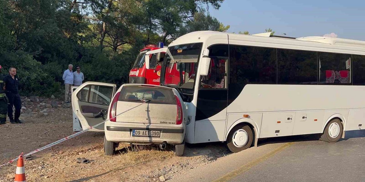 Bodrum’da otomobil ile minibüs kafa kafaya çarpıştı: 1 ölü, 1 yaralı