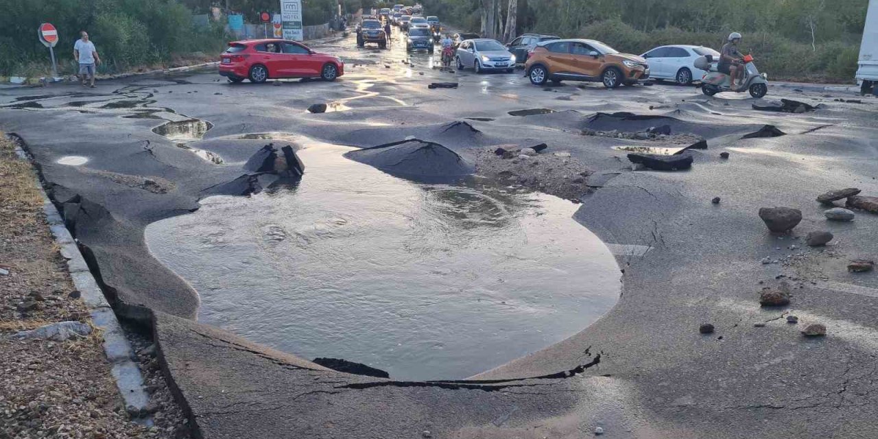 Bodrum’da ana isale hattı patladı: Yolda dev çukur oluştu