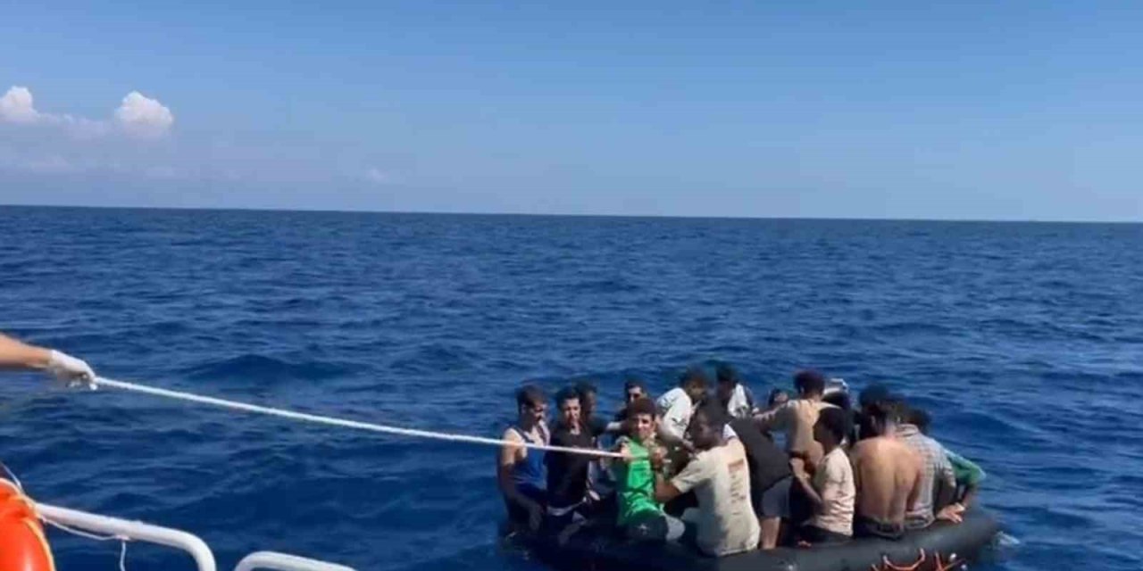 Yunanistan’ın geri ittiği 25 düzensiz göçmen kurtarıldı