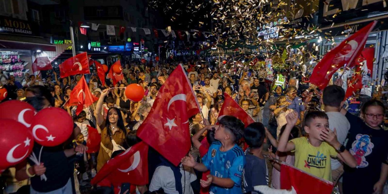 Bayraklı’da Zafer Bayramı coşkusu