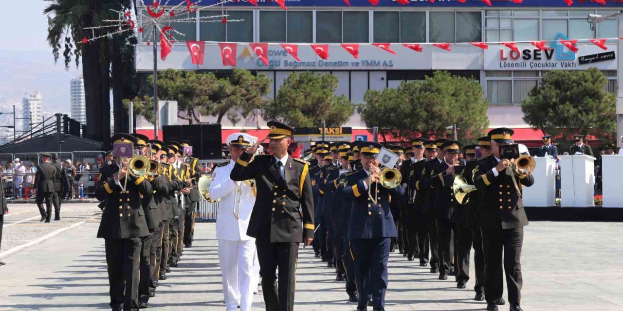 İzmir’de 30 Ağustos Zafer Bayramı coşkuyla kutlandı