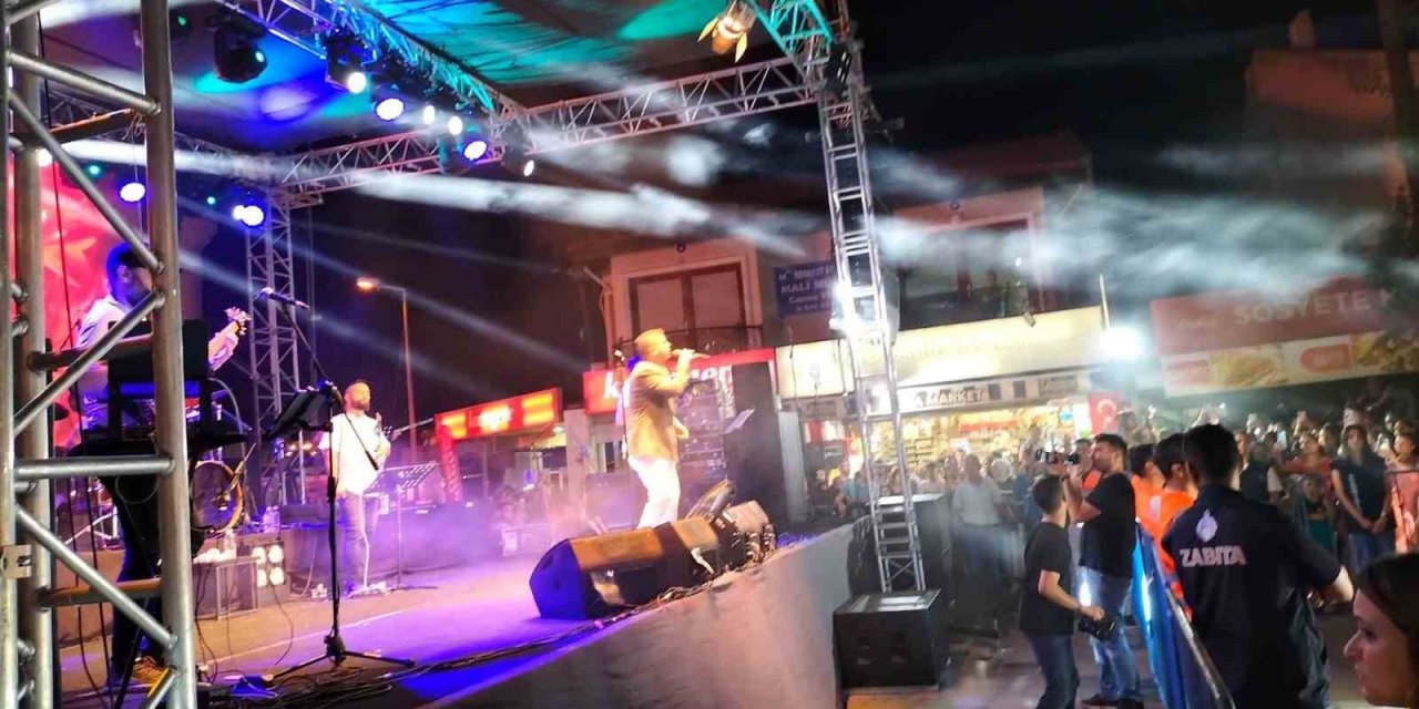 Köyceğiz’de Zafer Bayramı coşkusu akşam da yürüyüş ve konserle sürdü