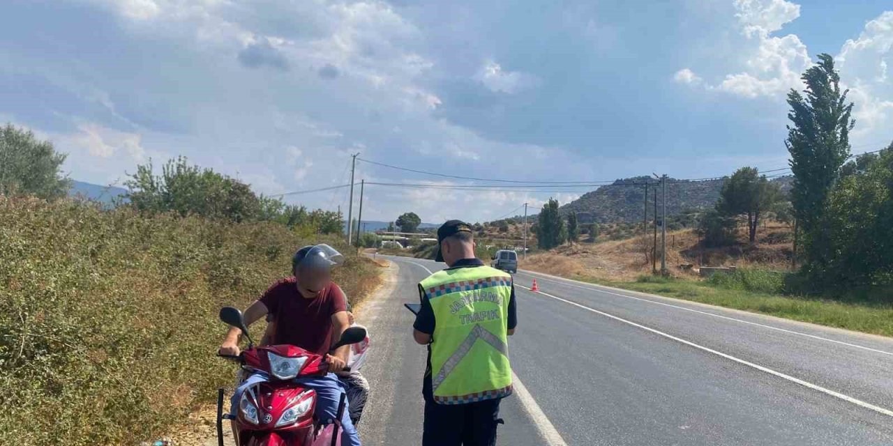 Bisiklet ve yaya yolunu kullanan motosiklet sürücüleri cezadan kaçamadı