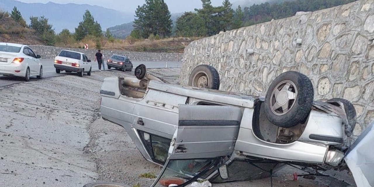 Kontrolden çıkan otomobil şarampole devrildi; 2 yaralı