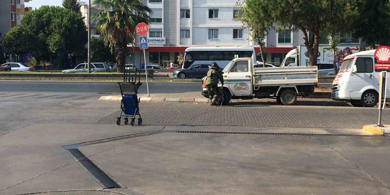 Akaryakıt istasyonu önündeki şüpheli çanta polis ekiplerini alarma geçirdi