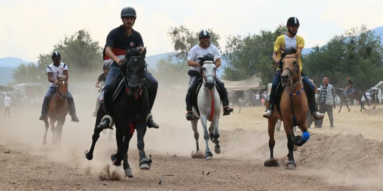 Rahvan atlar pistin tozunu attırdı