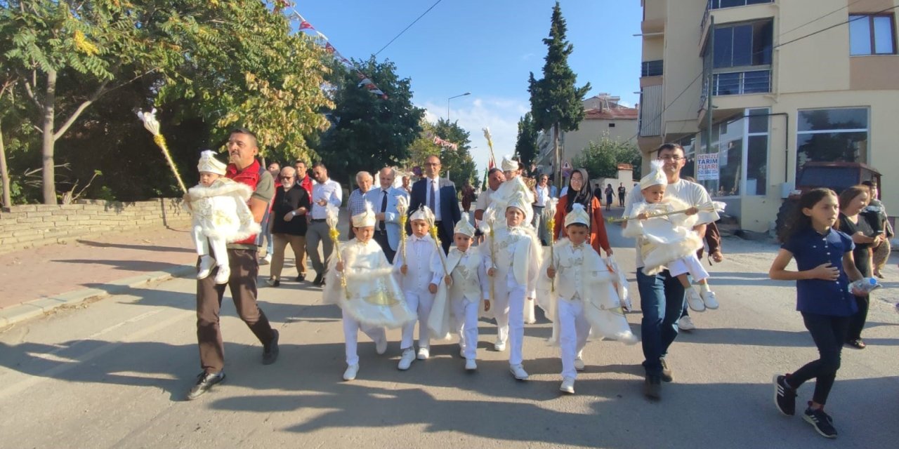 Erkekliğe ilk adımlarını toplu sünnet şöleninde attılar