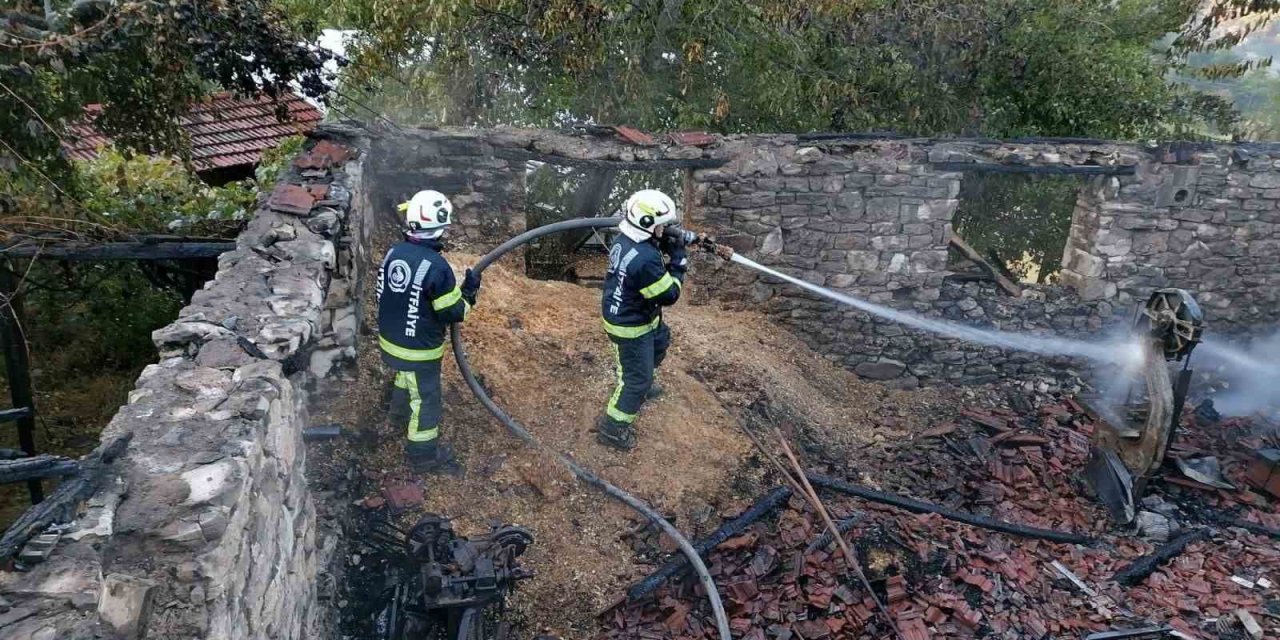 Müstakil ev çıkan yangında kullanılamaz hale geldi