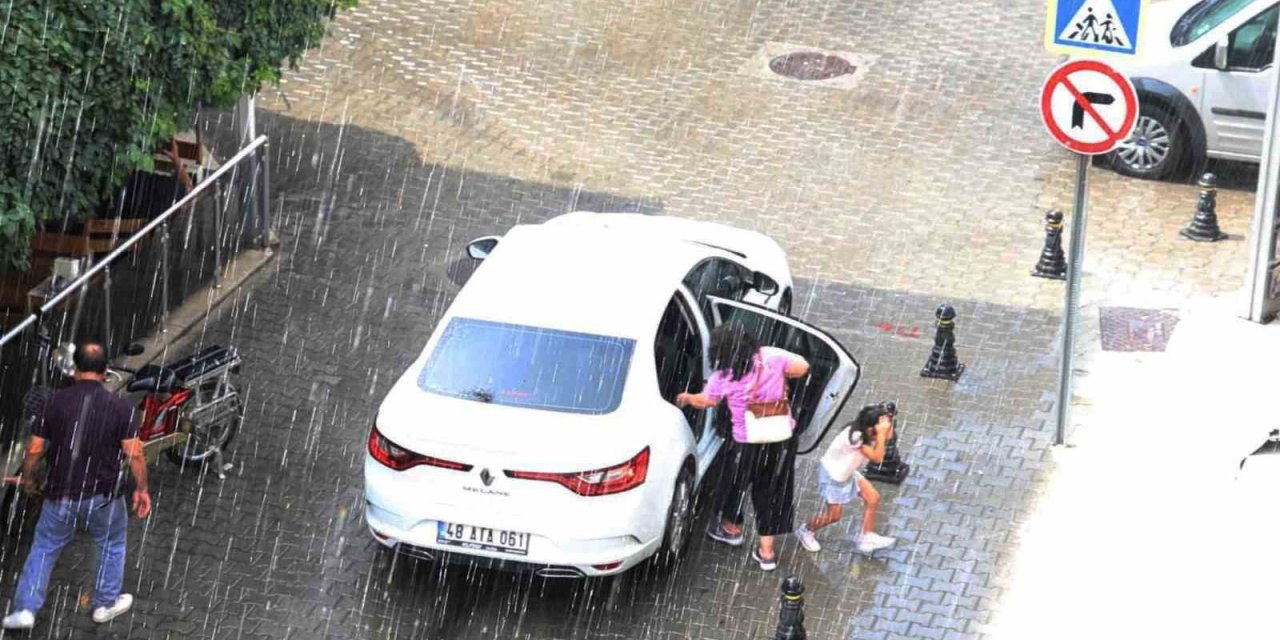 Muğla’da güneşli havada yağmur sürprizi