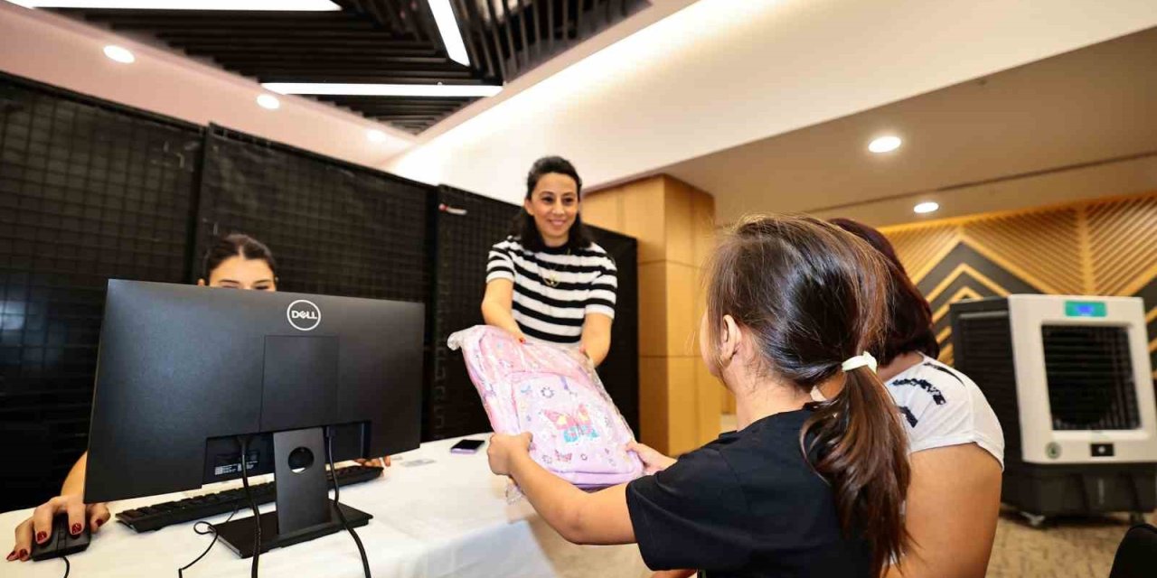 Denizli Büyükşehirden 5 bin öğrenciye çanta ve kırtasiye seti