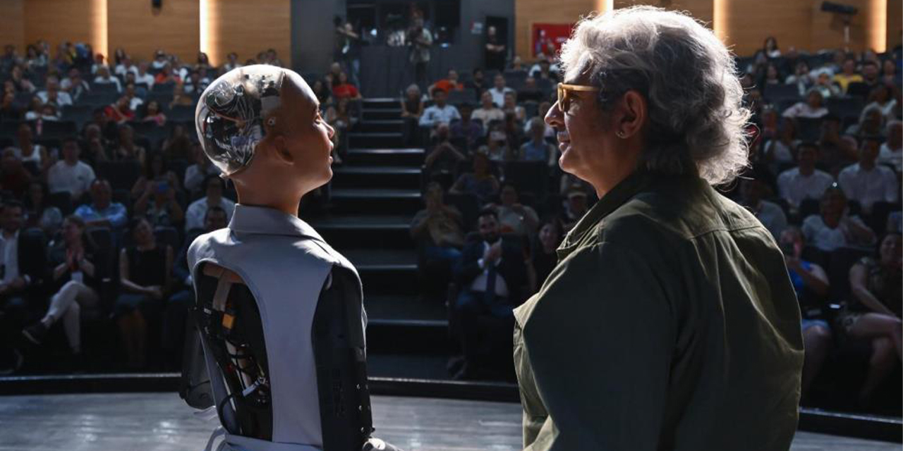 Okan Bayülgen ile Robot Sophia İzmirliler ile bir araya geldi