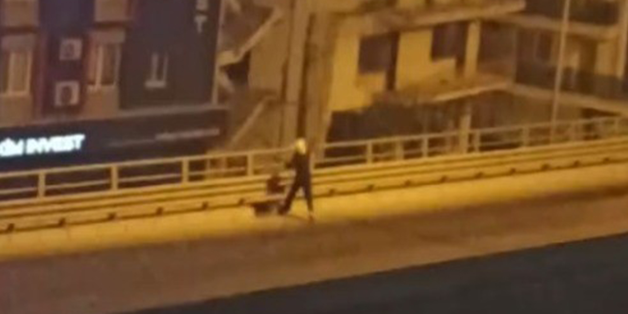 Maske taktı evleri taşladı