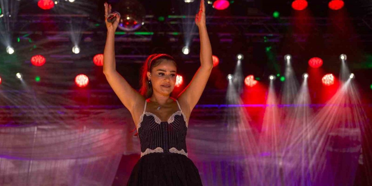 İEF Çim Konserleri’nde Derya Bedavacı’yla İzmir rüzgarı