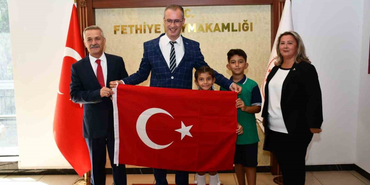 Kaymakam Ertaş’a Türk bayrağı armağan edildi