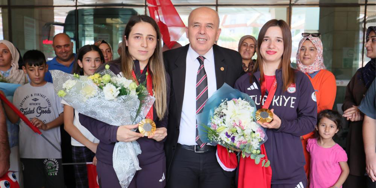 Olimpiyat şampiyonları çiçeklerle karşılandı