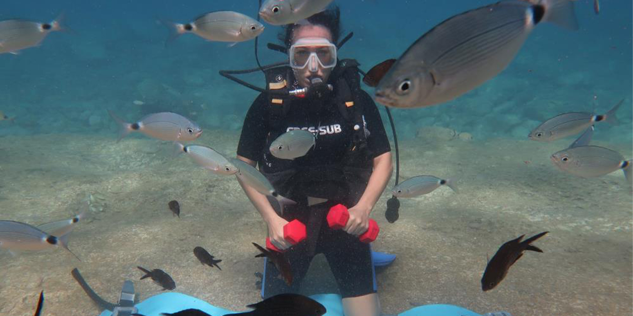 Dalgıçlardan su altında spor etkinliği